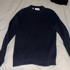 Stickad tröja - Säljer en marinblå stickad tröja i bra skick.   Hör av dig om du har en fundering