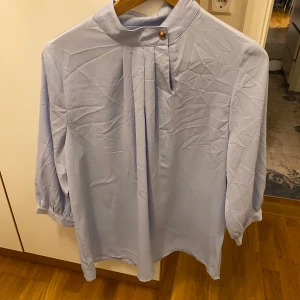 Ljus blå blus. - En blus från SHEIN den är ljusblå och den är aldrig använd. 