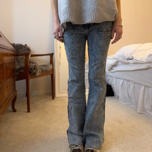Bootcut jeans - Såå coola och unika bootcut jeans! De är 78cm i innersöm och 36cm i midjan🩷