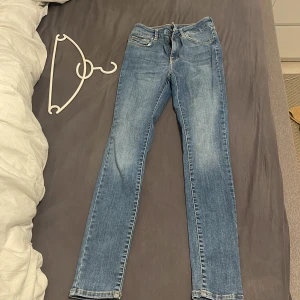 Blå skinny jeans i storlek S - Vanliga blåa thighta jeans från bikbok. Köpt för 550kr. Använt få gånger och sitter som en smäck. Hög midjade och avsmalade längre ner från benen. 