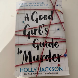 A Good Girl's Guide to Murder - En spännande thriller om Pippa Fitz-Amobi som undersöker ett gammalt mordfall i sin hemstad. Boken är en del av en populär serie och är känd för sin fängslande handling och oförutsägbara vändningar. De var en mycket bra bok. Rekommenderar!