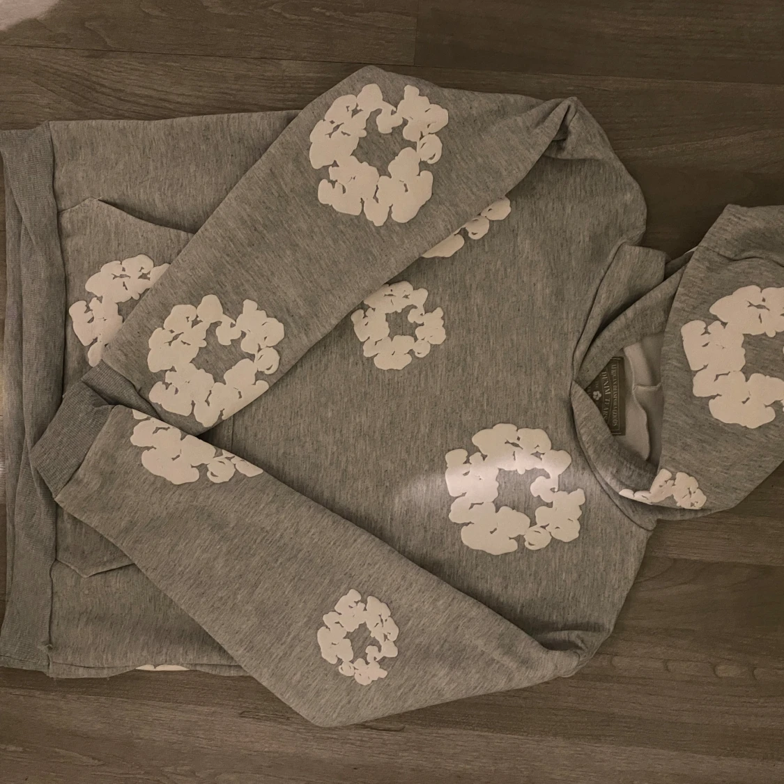Grå hoodie med blommönster från Denim Tears