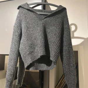 Grå stickad tröja från Gina Tricot☺️ - Säljer en mysig grå stickad tröja från Gina Tricot!💕
