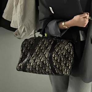 Dior Boston Trotter Bag  - Säljer min vintage dior väska i fint men använt skick. Äktighetsbevis skickas med! 🖤 