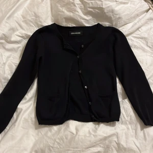 Zadig & Voltaire kashmir kofta  - Cool svart kashmir kofta från Zadig & Voltaire med döskalle knappar. Två små söta fickor på framsidan. Inköpt för 1023 kr