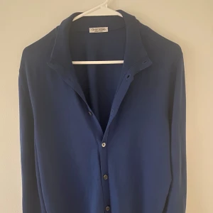 Gransasso | Cardigan, Kofta - Tja, säljer denna stilrena cardigan från Gransasso i toppskick! Inga defekter alls, kondition 10/10. Tveka ej kontakta vid frågor eller funderingar😄