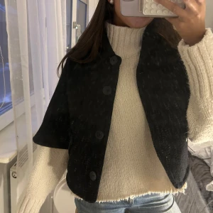 trekvartsärmad jacka - Såå snygg trekvartsärmad cape/poncho jacka köpt secondhand