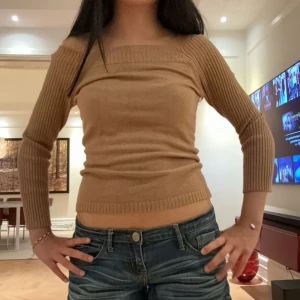 Brun stickad off shoulder tröja - Snygg tunn stickad tröja💕 står L på lappen men passar S/M