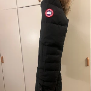 Canada goose vinterjacka, Lorette parka - En vinterjacka i väldigt bra skick. Köpt sedan 1 år tidigare, oktober 2021. Bra passform och formar kroppen fint men ändå väldigt tjock så man håller sig varm. Köpt för 11600kr och sälj för 3500, pris går att diskuteras.