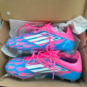  Adidas F50 - Adidas F50 i rosa och blå storlek 44. Påse, låda och extra sulor finns. Skorna finns i Stockholm kan posta annars.