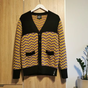 (S) Mönstrad kofta från Pa:nuu - Unik kofta i gul, lila och svart från Pa:nuu. Designad i Danmark. Storlek S (man).