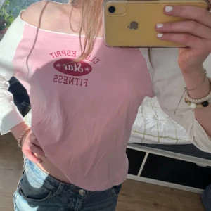 Off shoulder tröja - Jättesöt rosa off shoulder tröja med trekvartsärm. Använd endast 1-2 gånger! Passar xs-m beroende på hur man vill att den ska sitta💗