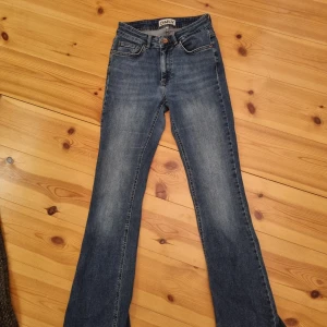 Blå jeans från ONLY - Snygga blå jeans från ONLY🤍, midwaist, storlek M/32