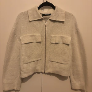 Vit stickad jacka från Gina Tricot - Aldrig använd.