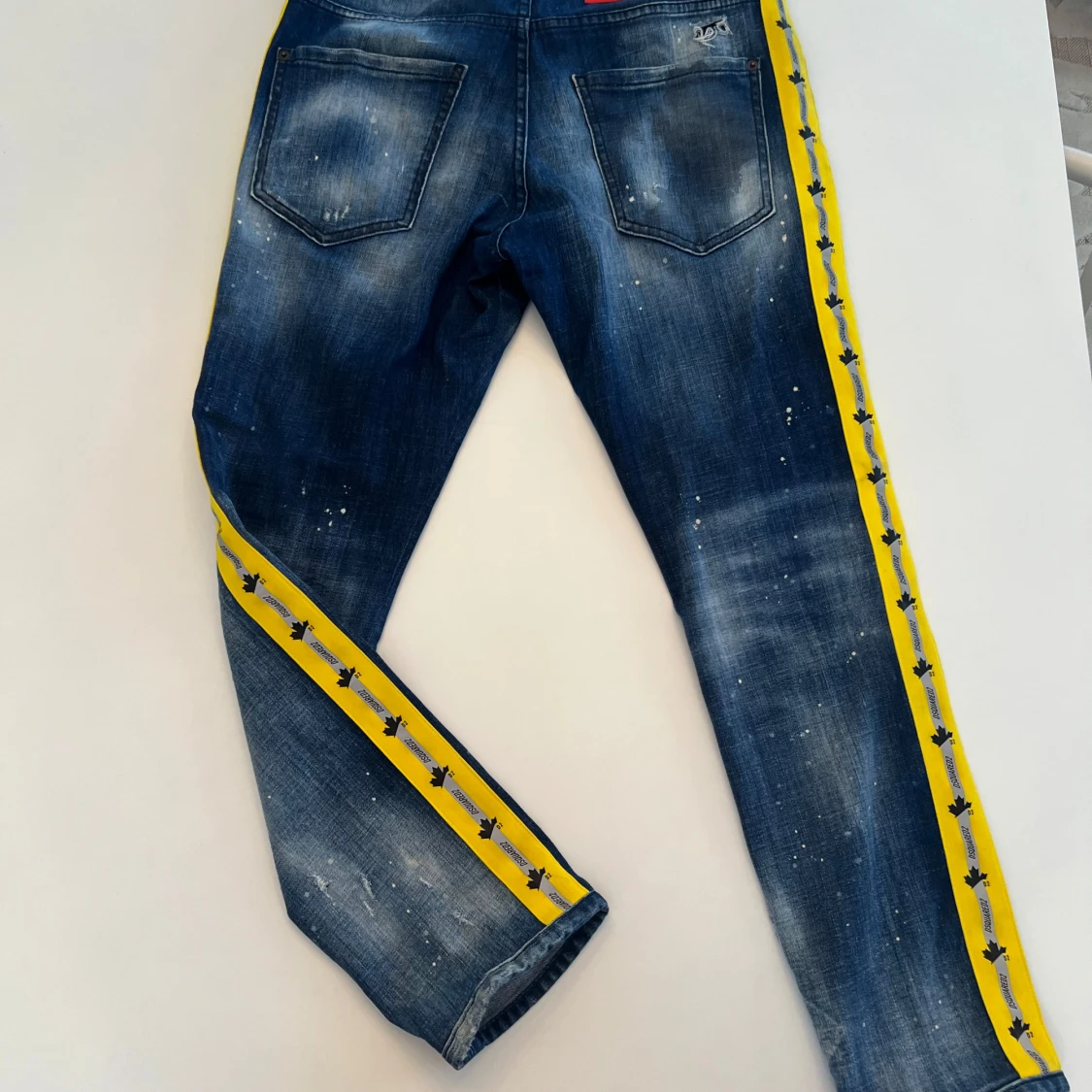 Jeans med gula detaljer från Dsquared2 - 90