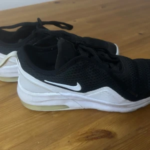 Svarta och vita   Nike sneakers , storlek 38 - Säljer ett par svarta och vita  Nike sneakers med snörning och luftig meshdesign. Skorna har en synlig luftdämpning i sulan för extra komfort. Perfekta för träning eller vardagsbruk.storlek 38.