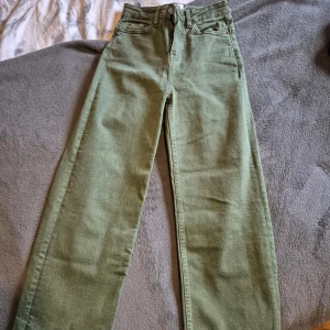 Gröna jeans från Lager 157 - Säljer 1 par gröna jeans från Lager 157, storlek xxs, modellen har utsvängda ben.