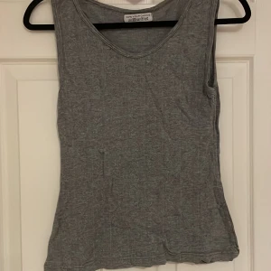 Grå ärmlös topp - egensydd och stilren grå ärmlös topp. Toppen har en rund halsringning och är tillverkad i ett mjukt material. Skulle säga att den är i storlek xs/S🌸