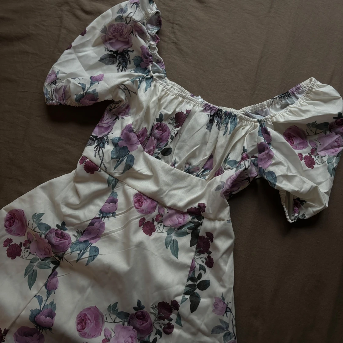 Blommig offshoulder klänning