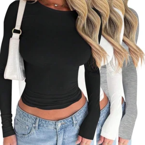 3 pack långärmade toppar - Snygg svart / grå och vit  långärmad topp från . Denna croppade topp har en tight passform och är perfekt för en stilren look. Tillverkad i ett mjukt och stretchigt material som ger en bekväm känsla hela dagen. Aldrig använda 