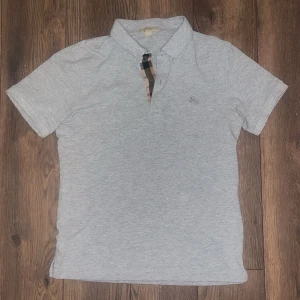 Burberry pikétröja  - Tja, Säljer min feta gråa piké från Burberry endast för 699kr! Säljer den pågrund av att den börjar bli för liten. Skick 9,5/10. Perfekt nu till sommaren. Missa inte denna deal och om det är så att du är intresserad så tveka inte att höra av dig.👋