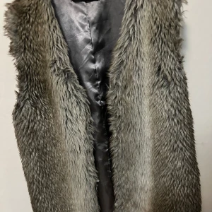 ”Päls” väst S - Använd men bra skick, varm och snygg! Från Gina tricot 