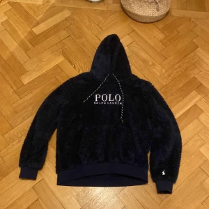 Ralph lauren Fleece hoodie - Säljer en mysig mörkblå fleece från Ralph Lauren med stor logga på framsidan. Fleecen är väldigt fluffig och är perfekt för kyliga dagar. Har inget kvitto kvar då jag fick den som present tidigare.