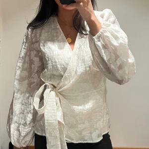 Vit blus -  elegant vit omlottblus med knytband i midjan. 🫶🏼