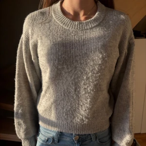 Grå stickad tröja - Säljer en grå stickad tröja med rund hals och långa ärmar. Säljer eftersom den är för liten för mig💕