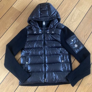 Svart dunjacka från Moncler - Snart såld som kom med bra bud så gör vi en snabb och smidig affär🙌⭐️. 