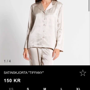  satinpajamassett - Snyggt och bekvämt pyjamassett i satinmaterial. De har en loose passform och är perfekta för en avslappnad stil. Byxorna har en elastisk midja med snörning för extra komfort.