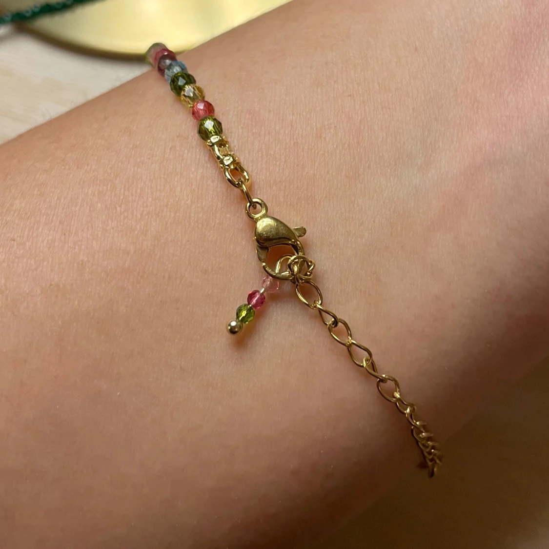 Färgglatt armband med pärldetalj - 90