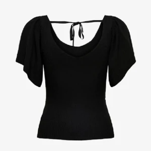 Svart volang topp - Snygg svart topp med v-ringning och knytband i ryggen. Använd 2 gånger så toppen är i super bra skick!