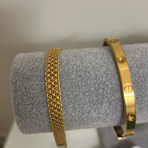 Guldarmband i kedja och bangle-stil - Två eleganta guldarmband, säljer de för jag inte använder de. 250 kr/st