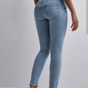 Ljusblå jeans från ONLY - (Artikeln kommer endast ligga uppe i 12 dagar så passa på!! Annars gör jag retur då dem var för långa för mig i benen annars super snygga och stretchiga jeans! Rekommenderar starkt!!) Snygga ljusblå jeans från ONLY med en tight men samtidigt en väldigt stretchig passform och medelhög midja. Perfekta för en stilren look. De har klassiska fem fickor och en knappgylf. Snygg detalj vid fotankeln 😌