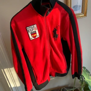 Ralph Lauren Vintage Chief Keef Spain Zip Up - Säljer en Ralph Lauren Vintage Chief Keef Zip up med Spanien design i strl S. Den är riktigt bra skick och inga defekter. Vid frågor eller funderingar skicka ett pm, Mvh
