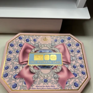 Ögonskuggspalett från Pat McGrath Labs - Elegant ögonskuggspalett med spegel och åtta nyanser i olika färger, inklusive rosa, guld och grönt. Använt fåtal gånger, som ny!