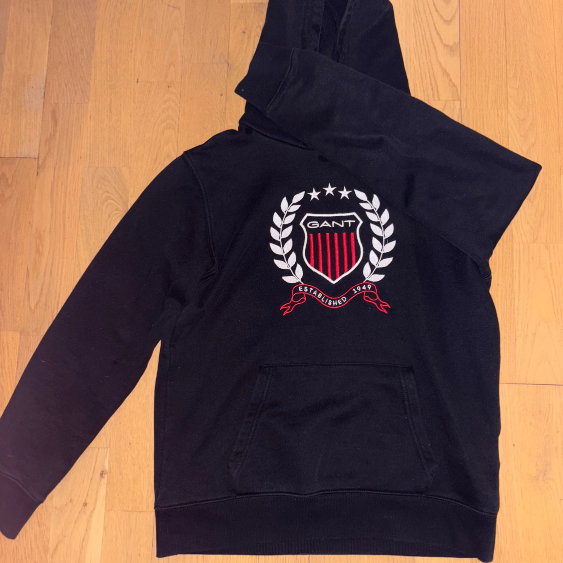 Svart hoodie från GANT