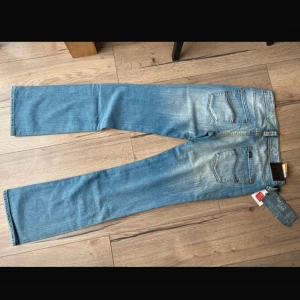 Low waist jeans - Assnygga jeans som jag säljer då de inte passade, köpte på vinted så bilderna är från förra ägaren! Jättebra skick med lappar kvar, skriv för fler bilder eller prisförslag!❤️