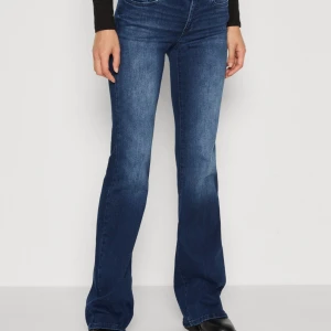 Blå bootcut jeans - Snygga blå bootcut jeans, de är mer bootcut i verkligheten än på andra bilden. väldigt fina och lågmidjade. de är köpta på only och är endast använda 5 gånger kanske. 