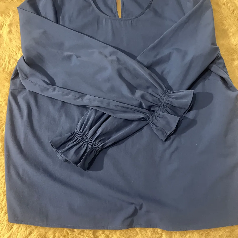 Skit söt och snygg blus i superfin blå färg passar perfekt till sommaren . Puserot.