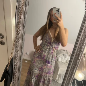 Mönstrad långklänning med v-ringning - Lång fin klänning, perfekt till sommaren knappt andvänt. 