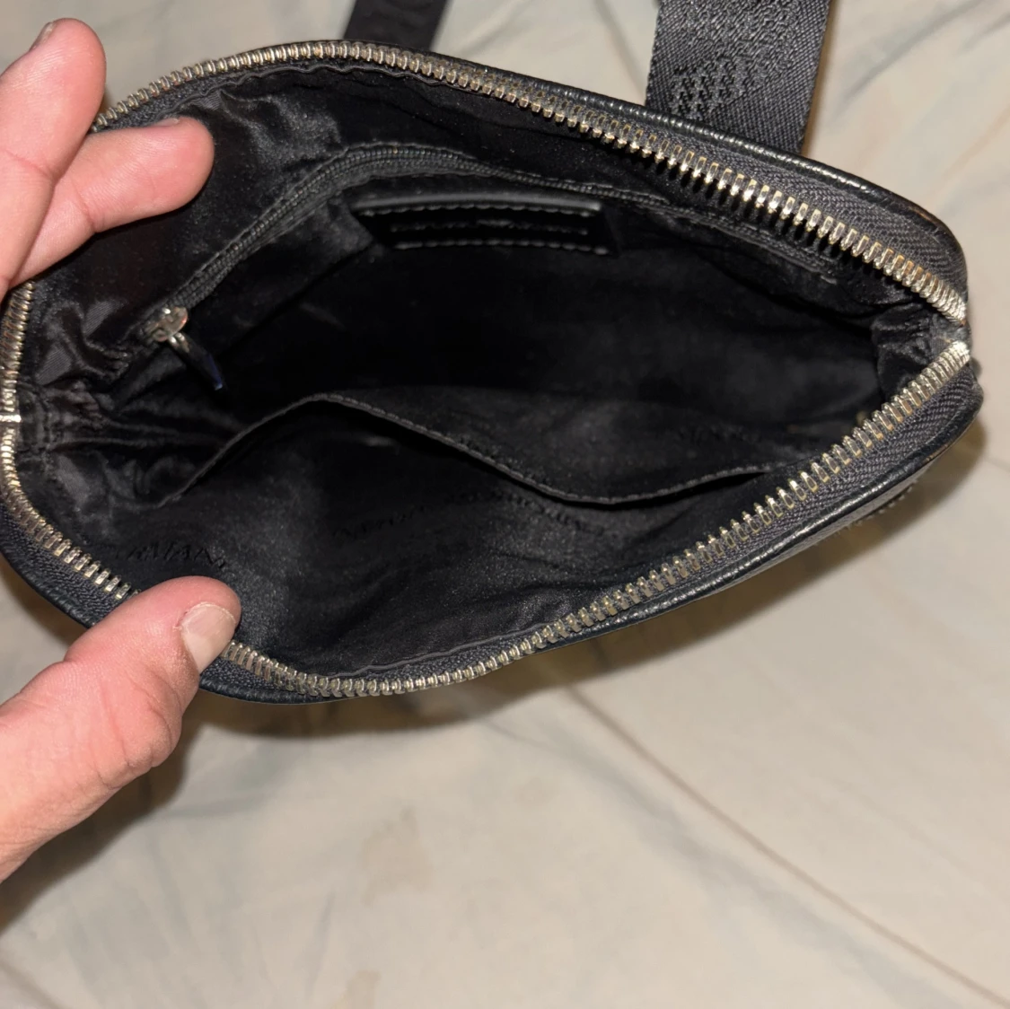 Svart axelväska från Emporio Armani - 92