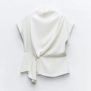 Vit topp/blus - Bra skick! Säljes då den inte används😇