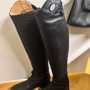 Ridstövlar - Ridstövlar från CRW i storlek 36, i fint skick 💕