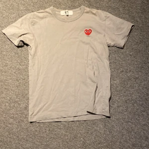 Grå t-shirt från Comme des Garçons - Säljer min Comme des Garçons T-shirt eftersom den är för liten för mig, skicket är bra på den och det är bara att höra av dig vid intresse!