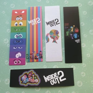 Bokmärken från Inside Out 2 - Säljer ett set med fem färgglada bokmärken från Inside Out 2. Varje bokmärke har unika motiv med karaktärerna från filmen. Perfekt för fans av Inside Out som vill ha något speciellt till sina böcker. Bokmärkena är ca 15 cm långa och 4 cm breda.