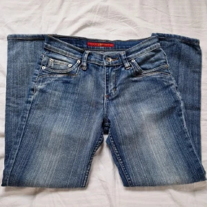 Superfina lågmidjade jeans - Jättefina låga jeans med detaljer på fickorna. Knappt använda och är straight/raka jeans. Skriv till mig först om du är intresserad eller har frågor🥰 