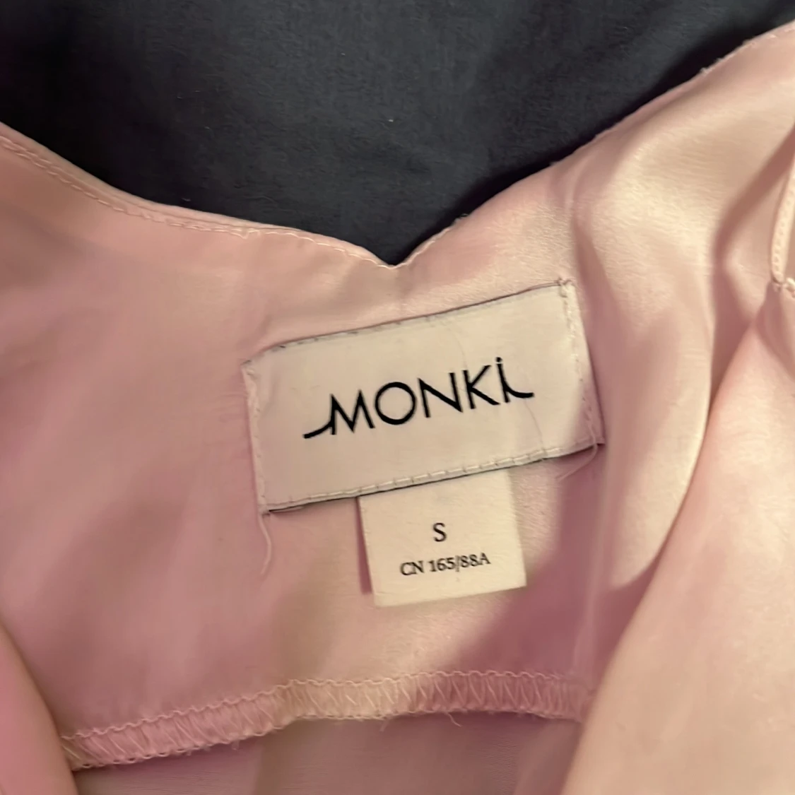 Rosa sidenlinnetopp från Monki - 90