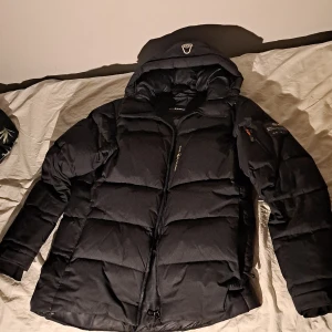 Sail Racing jacka vinter - Väldigt bra skick, men inte 100% nyskick. Inga hål. Herrmodell M passar som som vanlig M och de som har mindre då den sitter perfekt även om man har lite mindre. Om du vanligtvis har L rekommenderar jag att du frågar om mått innan du köper för vet inte säkert om den kommer passa. 